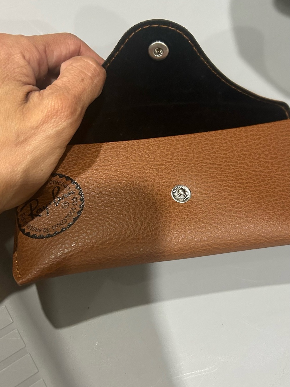 Unsex Ray-Ban Brown Leather Sunglasses Pouch with Black Lining.